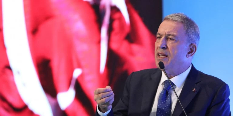 Στα κατεχόμενα για προκλητική επέτειο ο υπουργός Αμυνας της Τουρκίας Χουλουσί Ακάρ